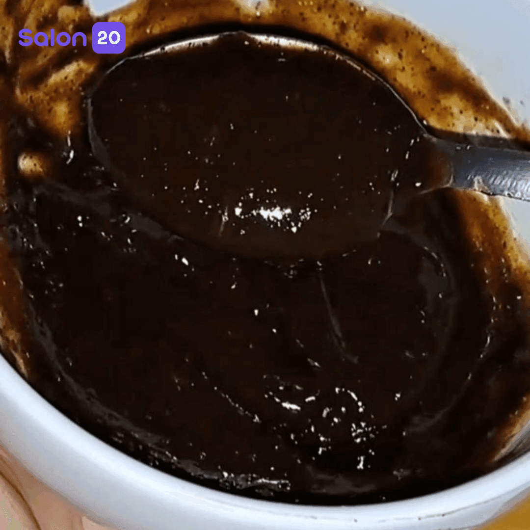 پاک کردن رنگ موی مشکی با ماسک عسل و دارچین